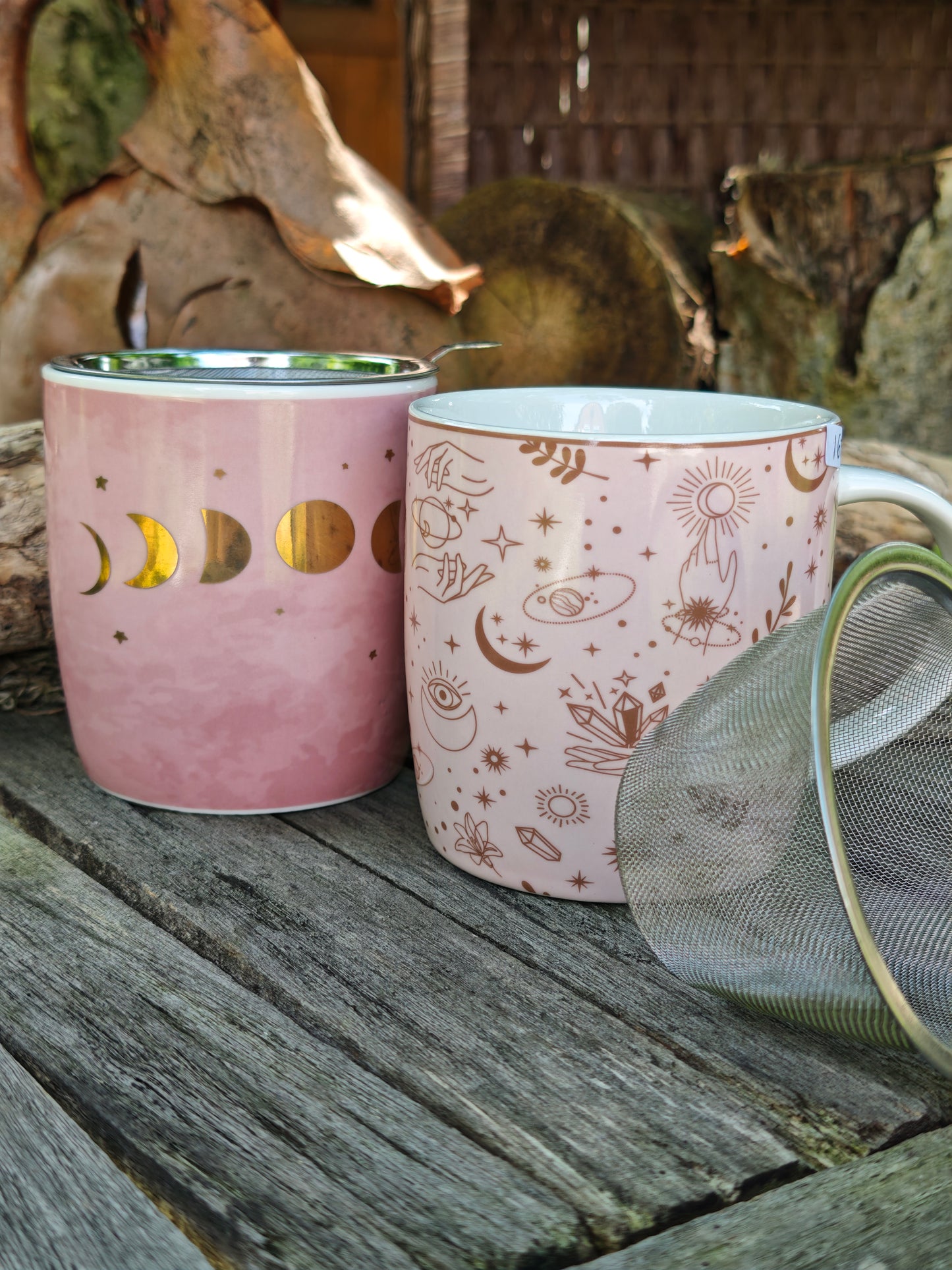 Teetasse mit Sieb – Mystische Symbole