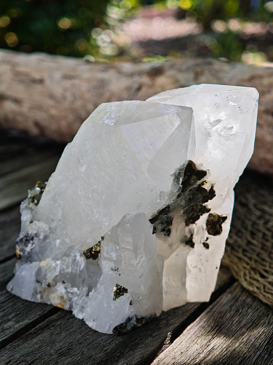 Natürliche Bergkristall-Spitze mit Pyrit-Hämatit-Chalcopyrit-Verwachsung