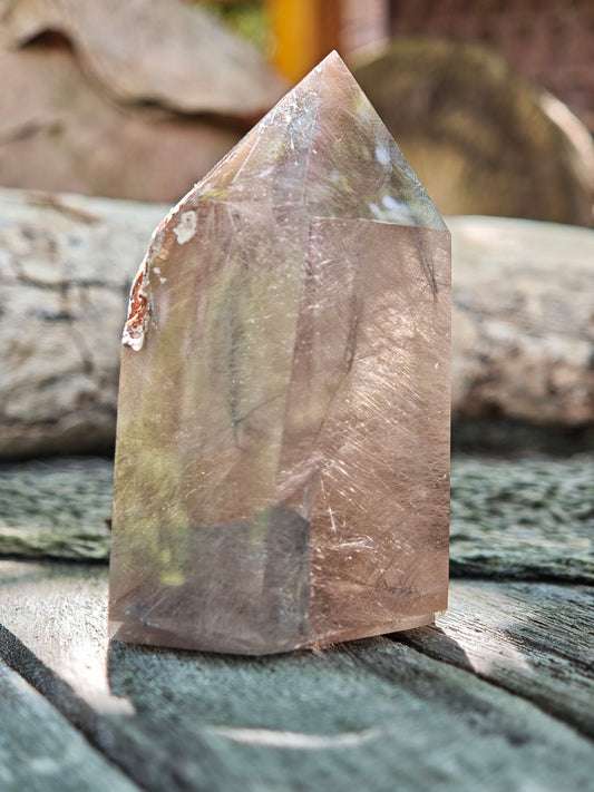 Rutilquarz Spitze mit goldenen Nadeln