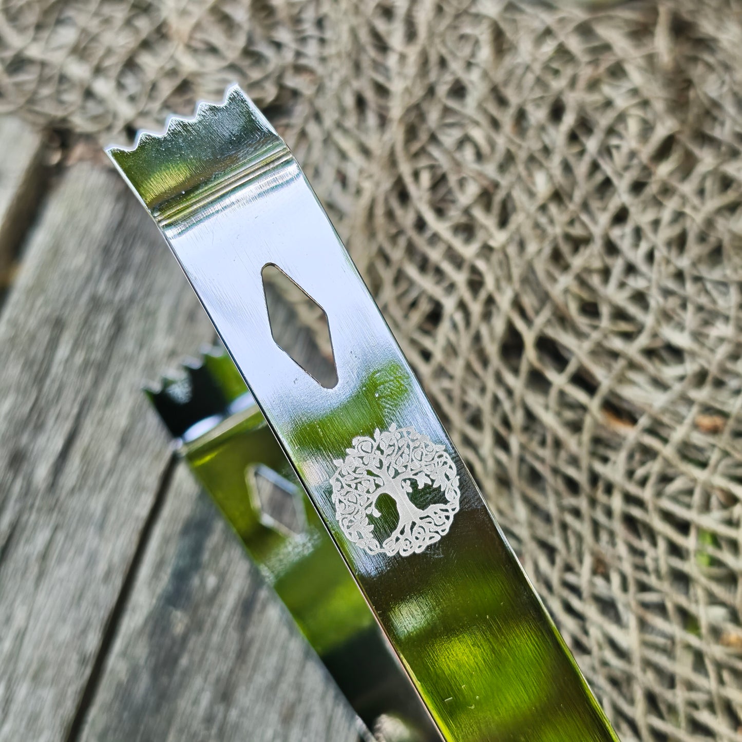 Räucherzange aus schwarzem Edelstahl mit Yggdrasil-Motiv