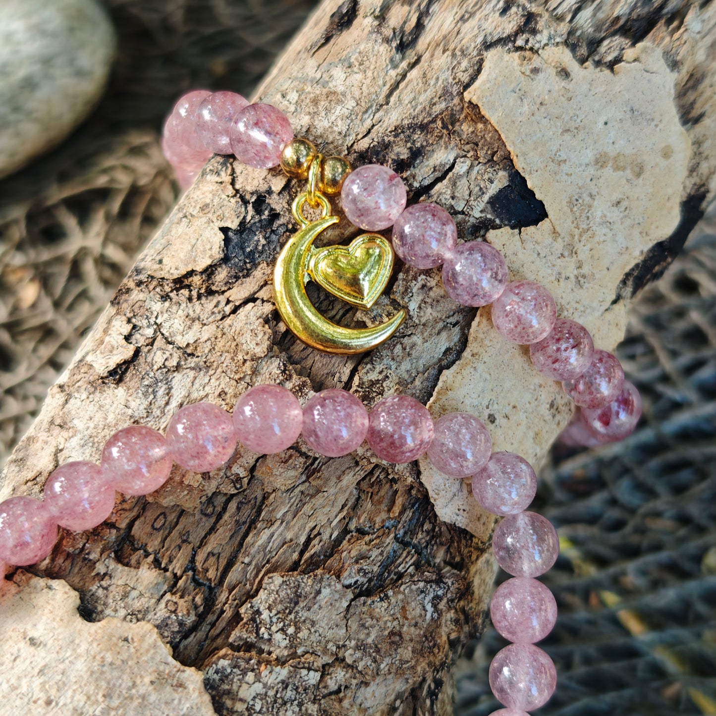 Erdbeerquarz Armband mit Herz- & Mond-Anhänger