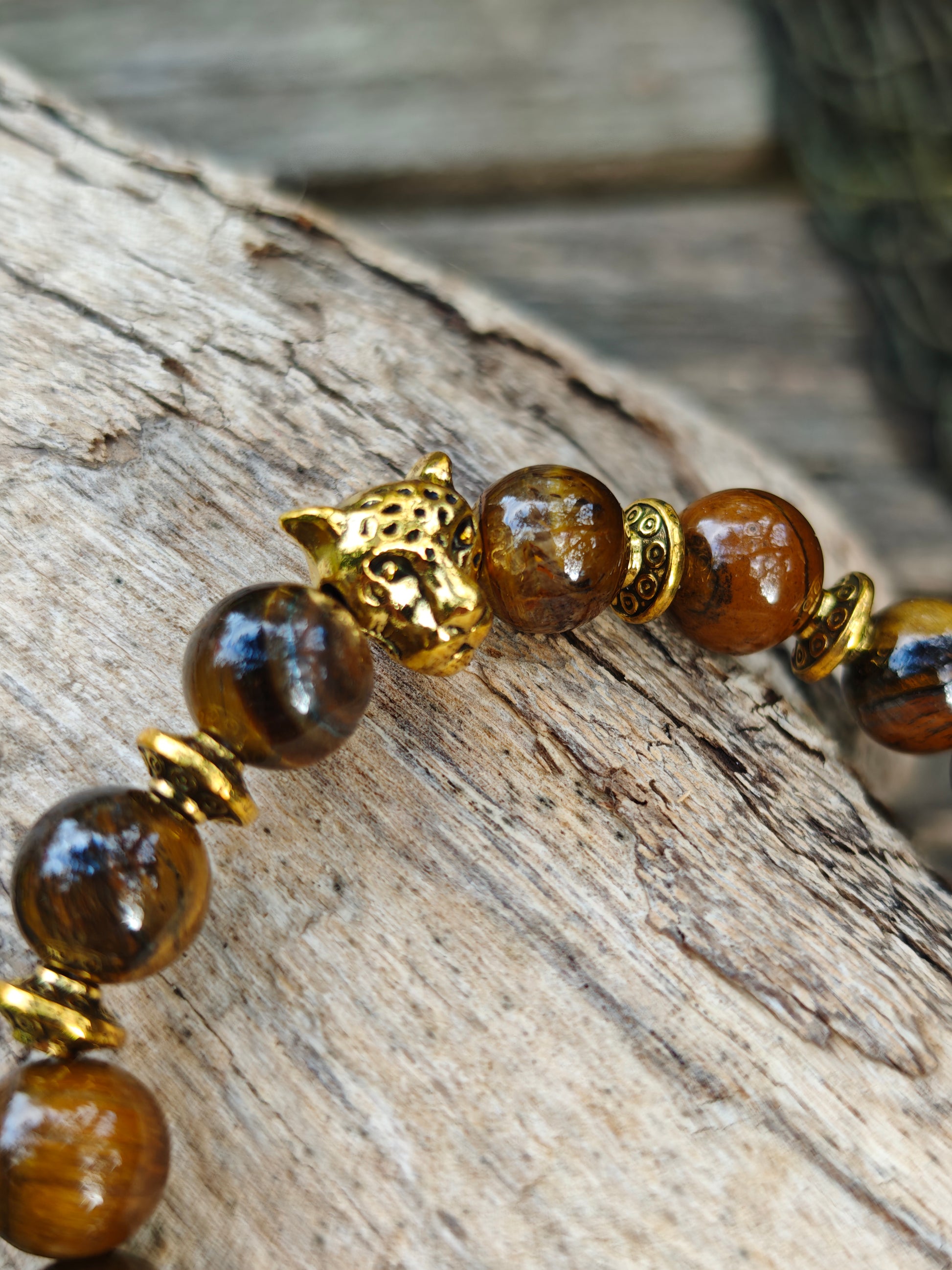 Boho-Armband mit Tigerauge & goldenem Tigerkopf
