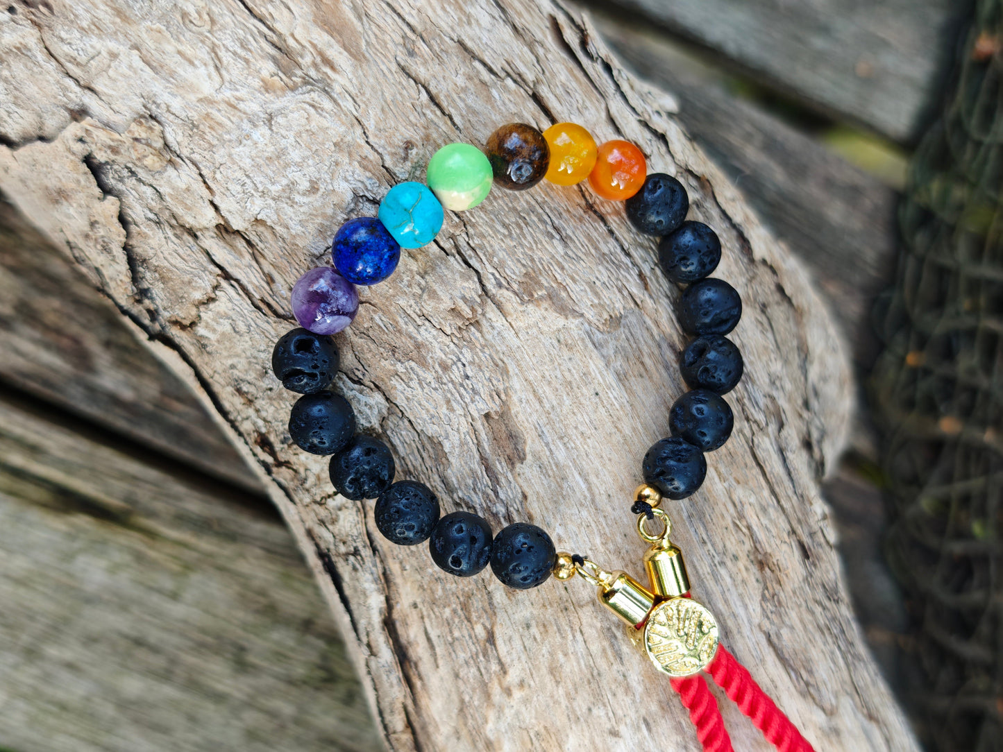 18K vergoldetes Edelstein-Schnurarmband mit Lavastein & Chakra-Steinen – verstellbar