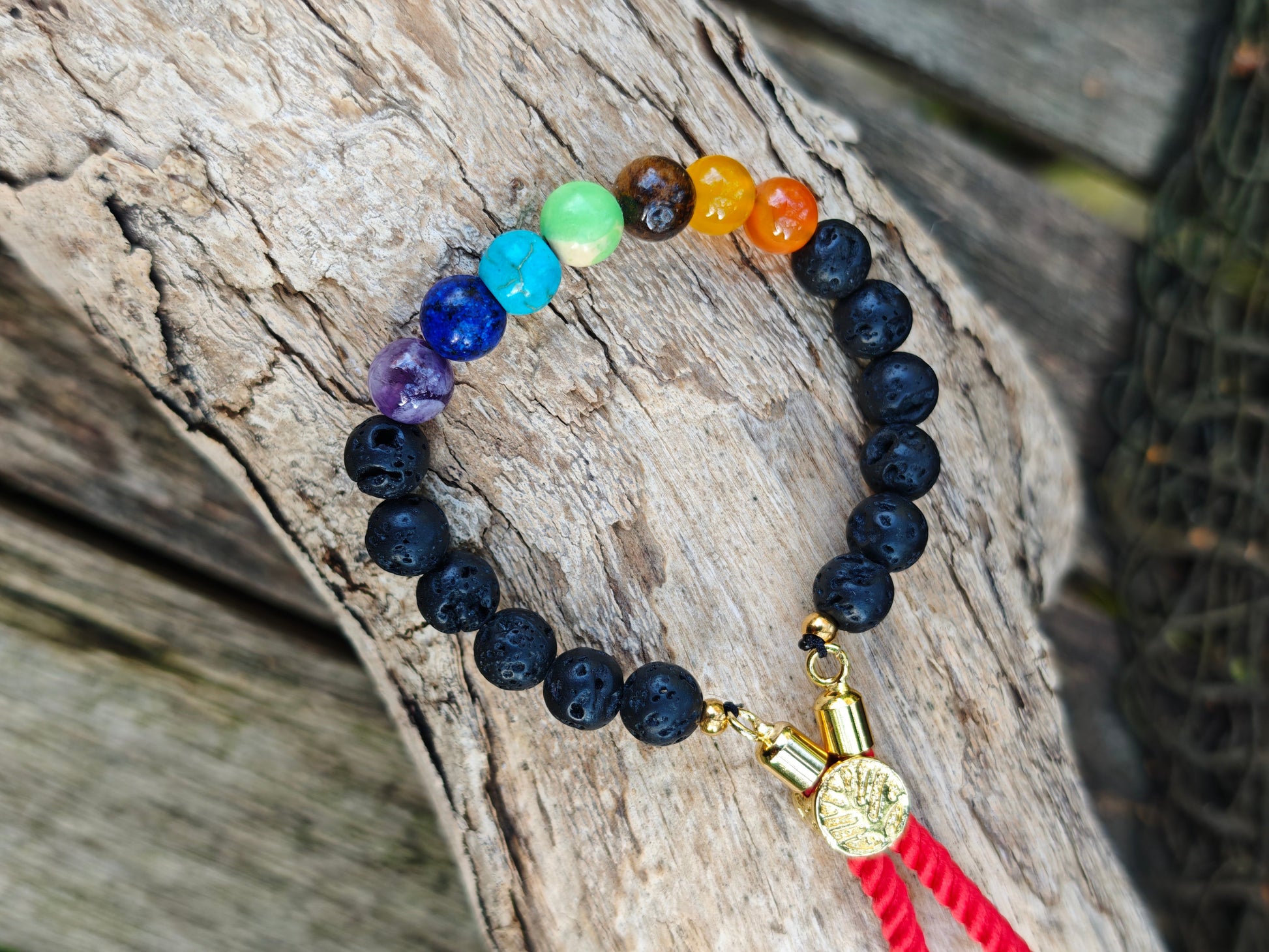 18K vergoldetes Edelstein-Schnurarmband mit Lavastein & Chakra-Steinen – verstellbar