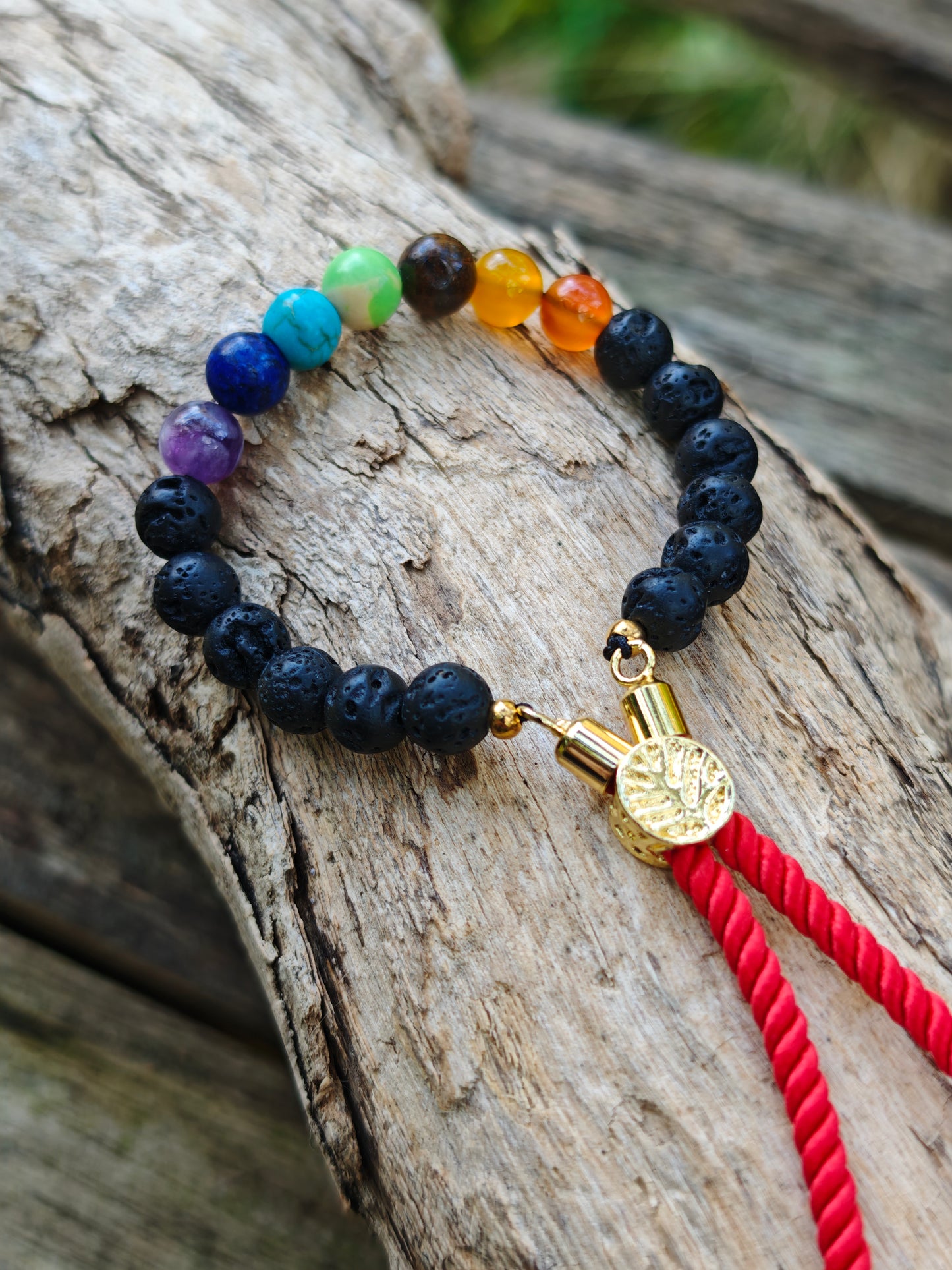 18K vergoldetes Edelstein-Schnurarmband mit Lavastein & Chakra-Steinen – verstellbar