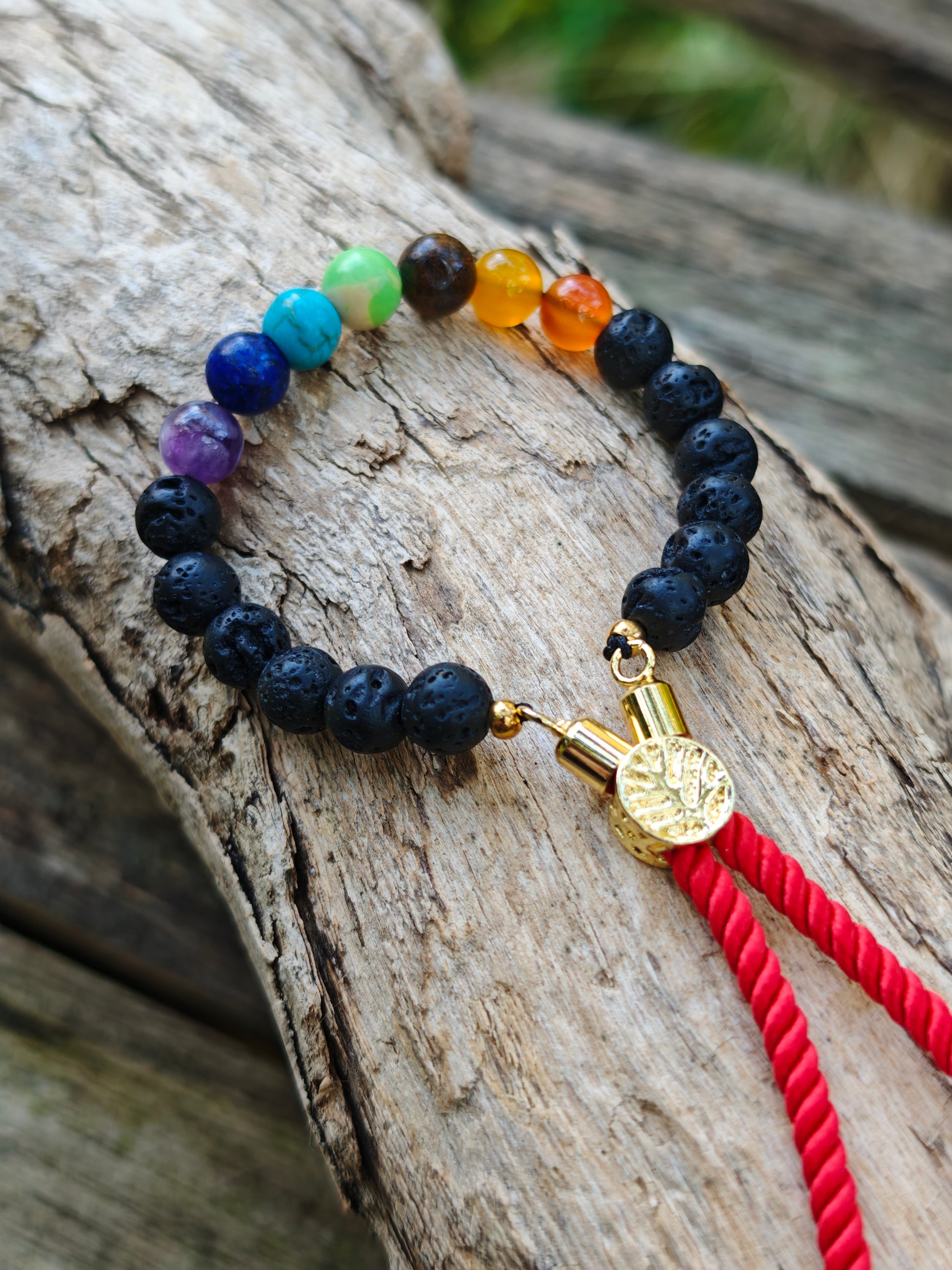 18K vergoldetes Edelstein-Schnurarmband mit Lavastein & Chakra-Steinen – verstellbar