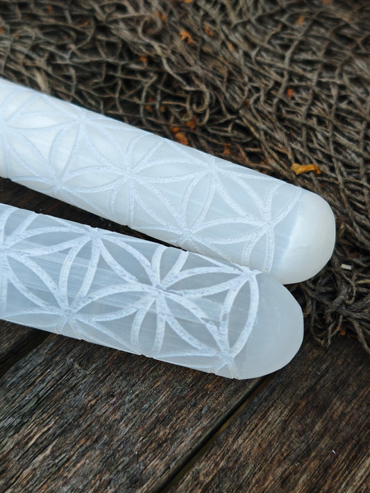 Selenit-Massagestab mit Blume des Lebens