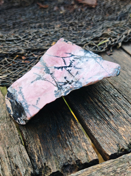 Rhodonit Rohstein/geschliffen