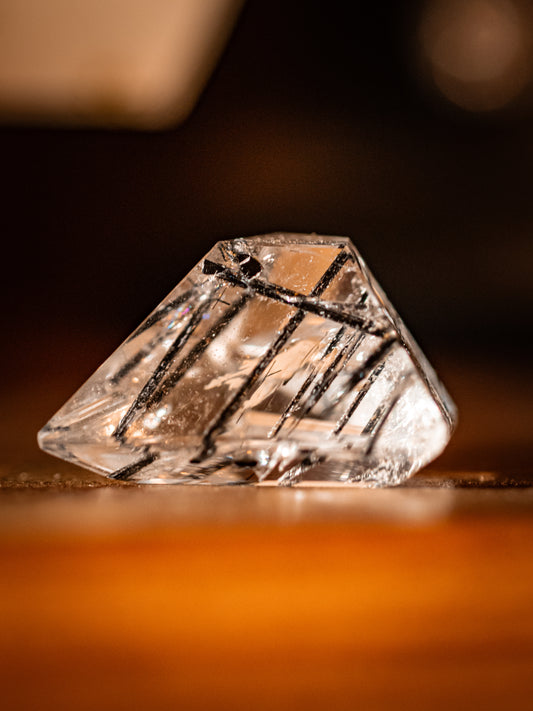 Turmalin in Bergkristall,  facettierter Pyramiden-Schliff