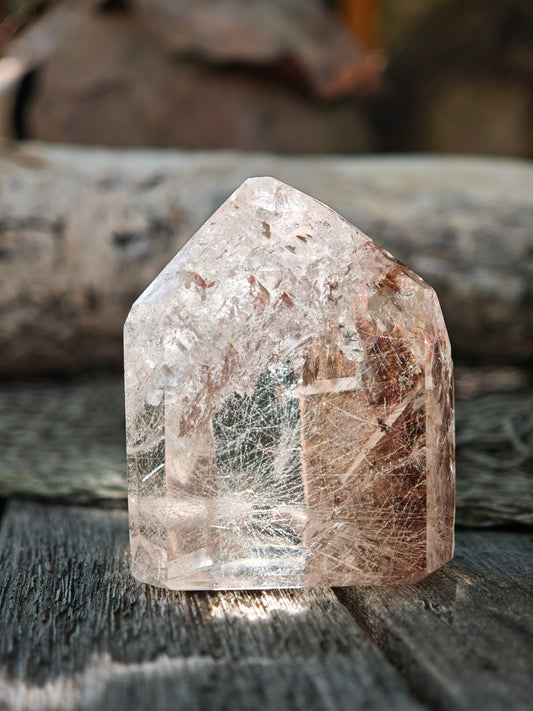 Rutilquarz Spitze mit rötlich-goldenen Einschlüssen