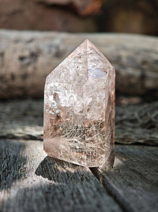 Rutilquarz Spitze mit rötlich-goldenen Einschlüssen