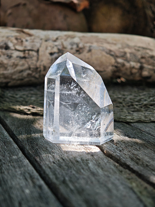 Klare Bergkristallspitze mit Einschlüssen