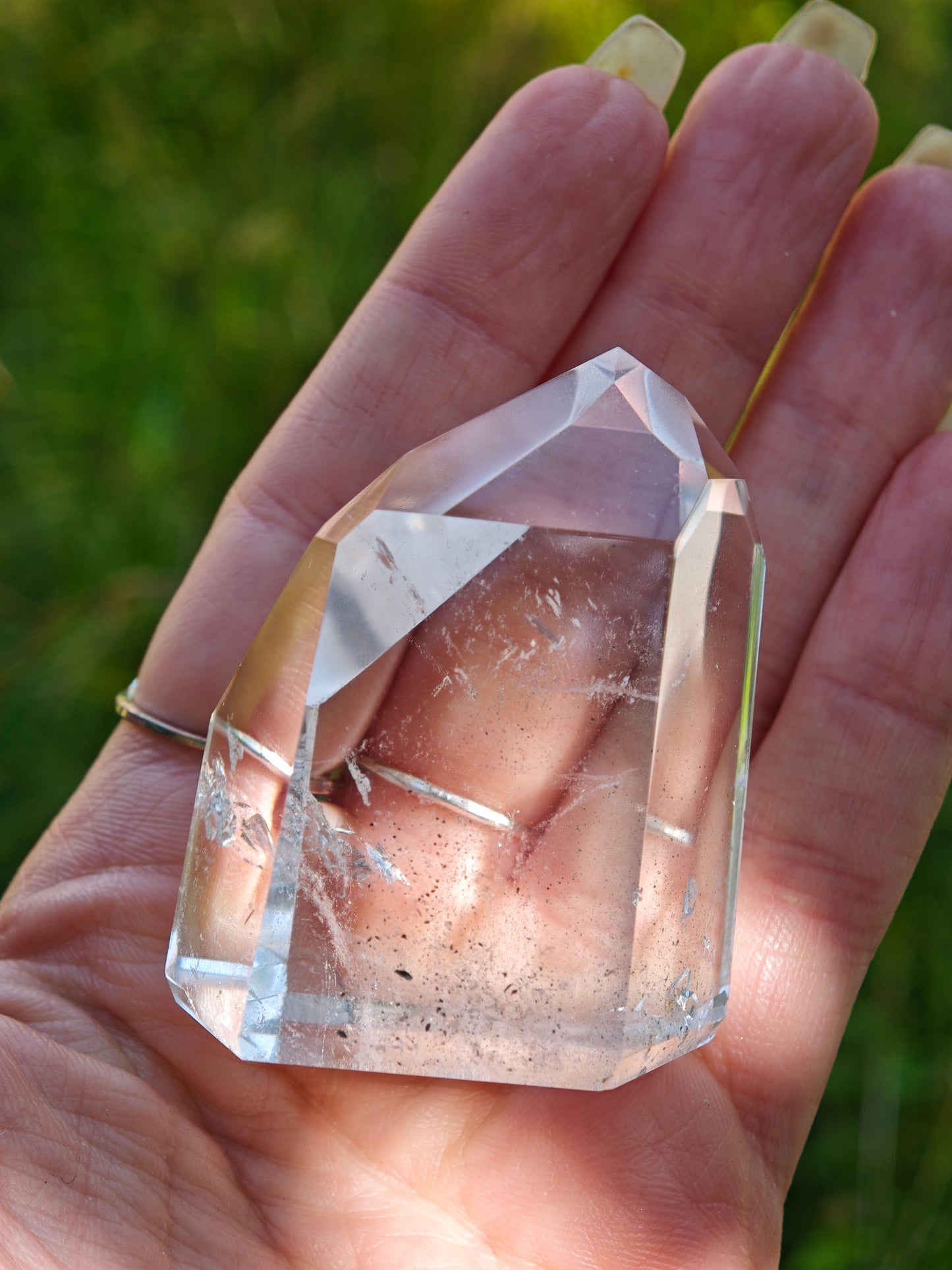 Klare Bergkristallspitze mit Einschlüssen