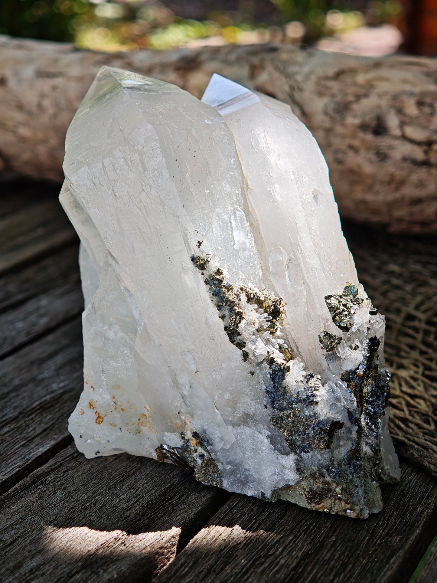 Natürliche Bergkristall-Spitze mit Pyrit-Hämatit-Chalcopyrit-Verwachsung