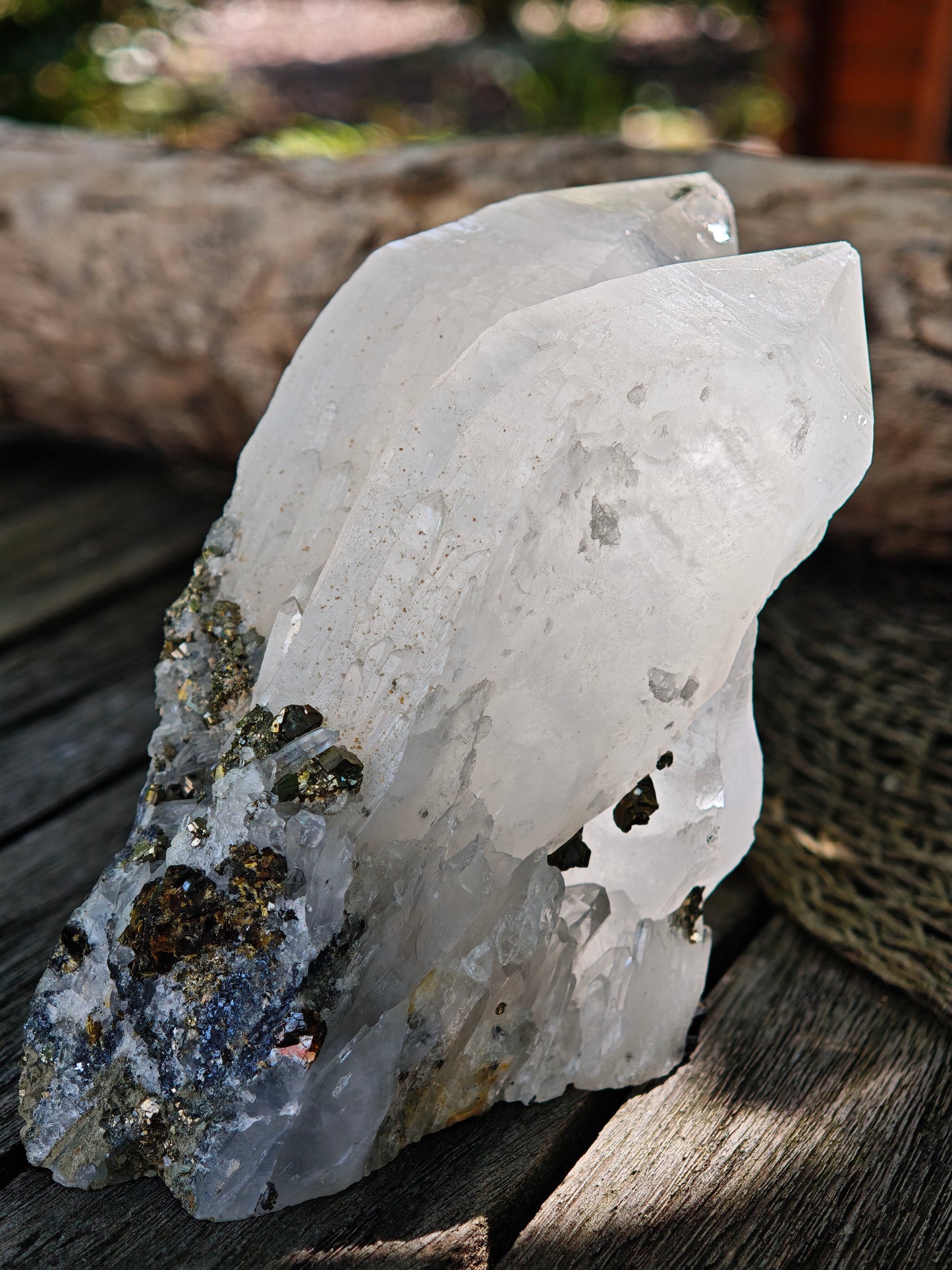 Natürliche Bergkristall-Spitze mit Pyrit-Hämatit-Chalcopyrit-Verwachsung