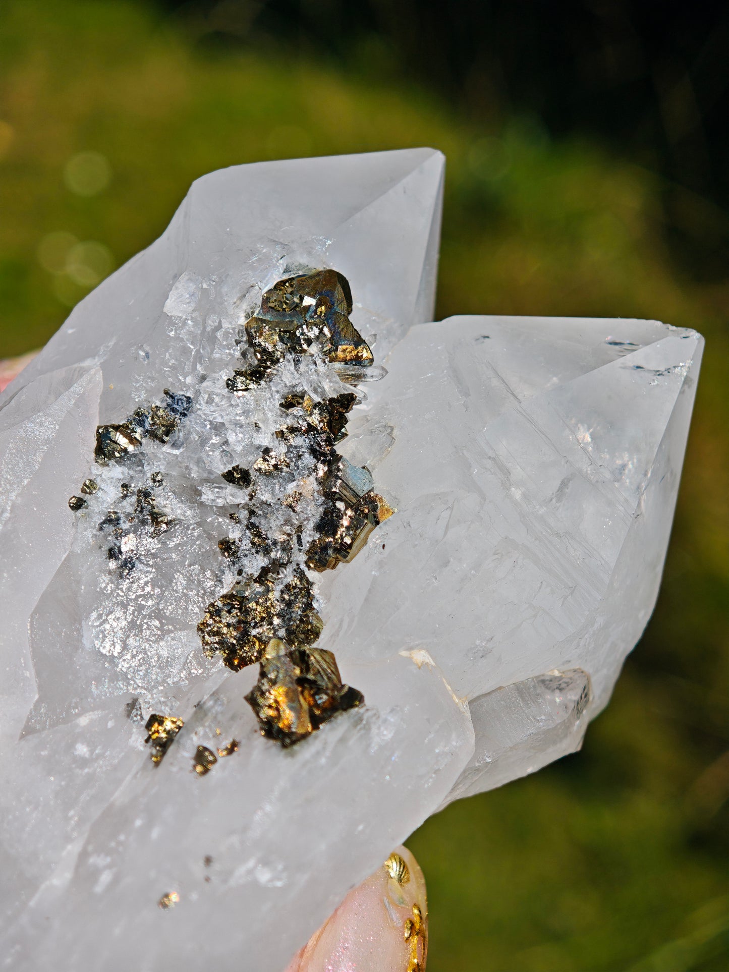 Natürliche Bergkristall-Spitze mit Pyrit-Hämatit-Chalcopyrit-Verwachsung