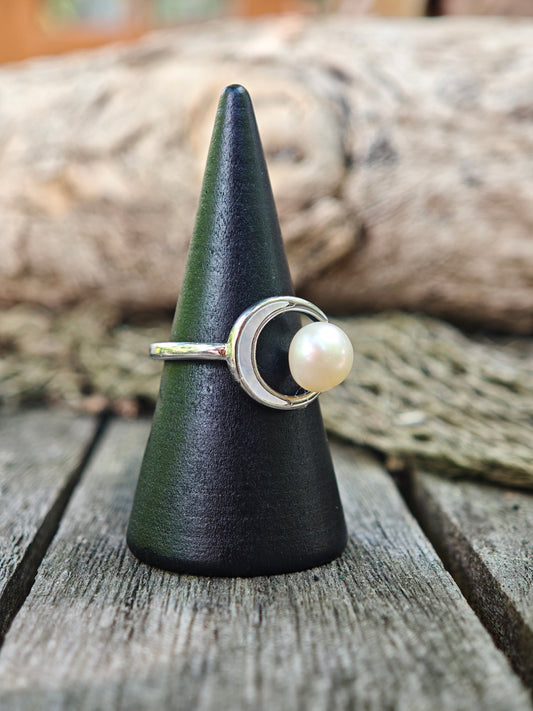 Ring mit Perle und Mond