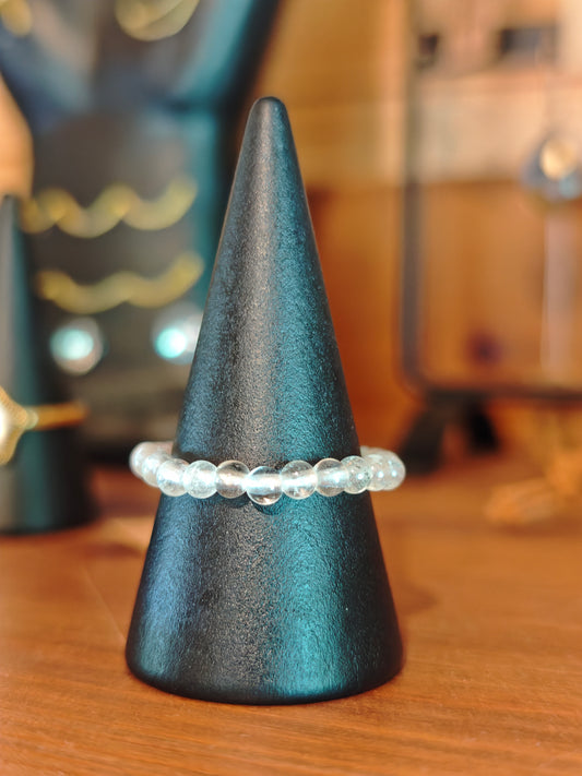 Elastischer Bergkristall‑Ring mit 3 mm Perlen