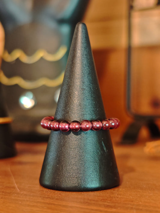 Elastischer Granat-Ring mit 3 mm Perlen