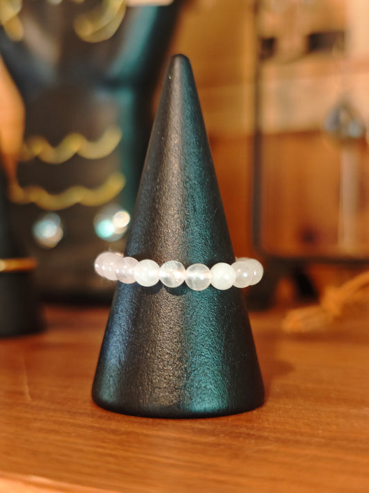 Elastischer Rosenquarz‑Ring mit 3 mm Perlen