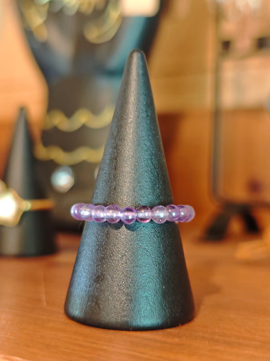 Elastischer Amethyst-Ring mit 3 mm Perlen