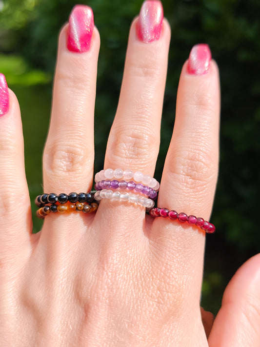 Elastischer Granat-Ring mit 3 mm Perlen