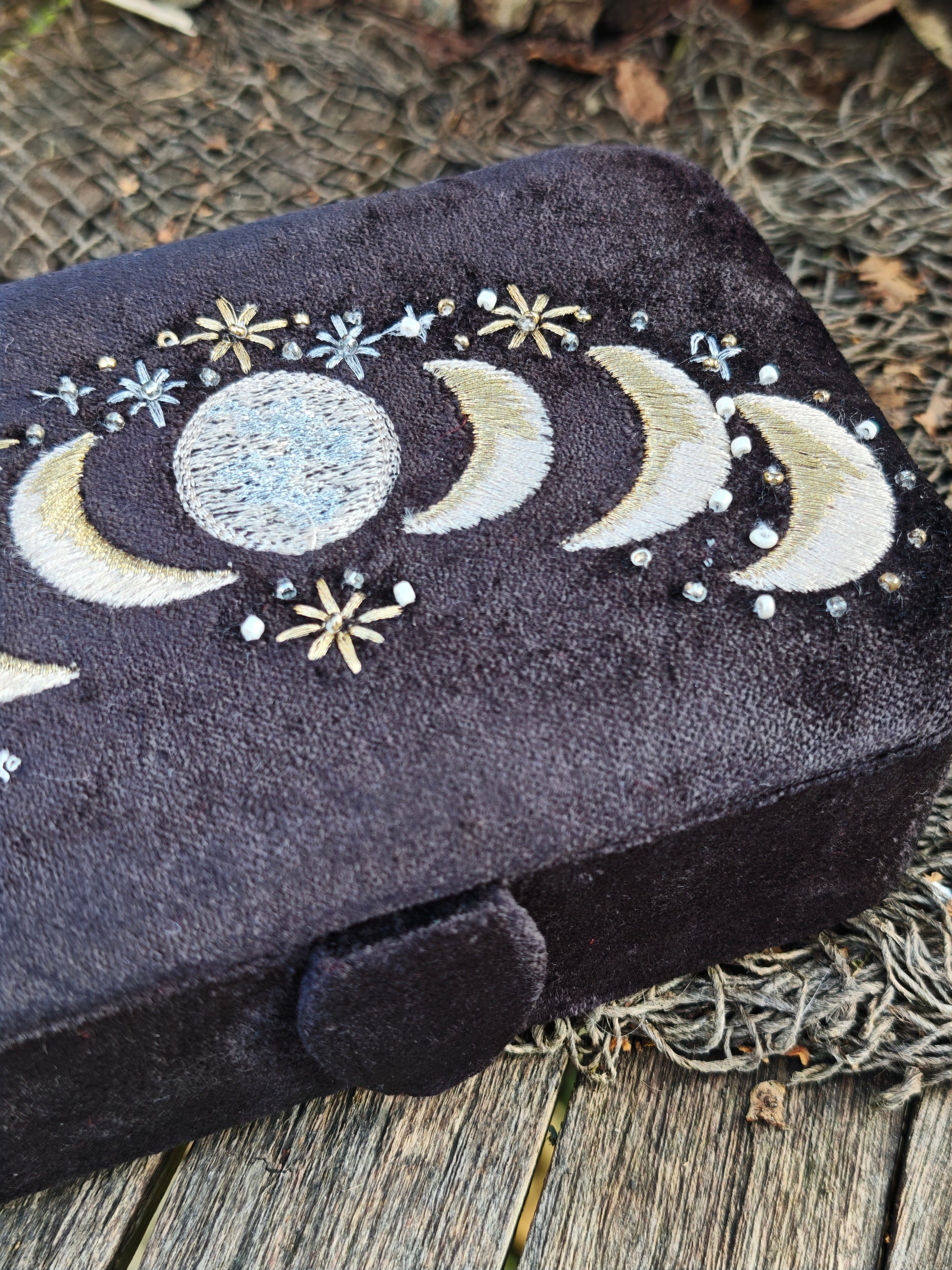 Schmuck- & Tarotkästchen „Mondphasen“ aus schwarzem Samt
