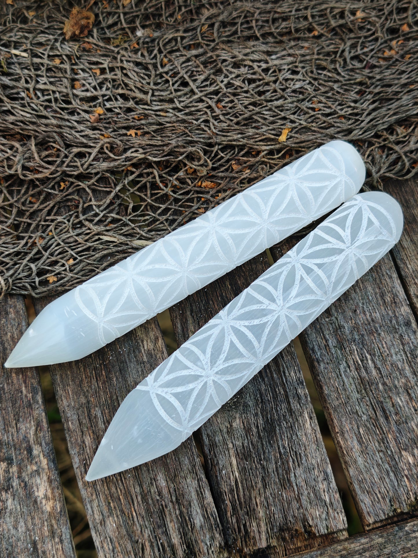 Selenit-Massagestab mit Blume des Lebens