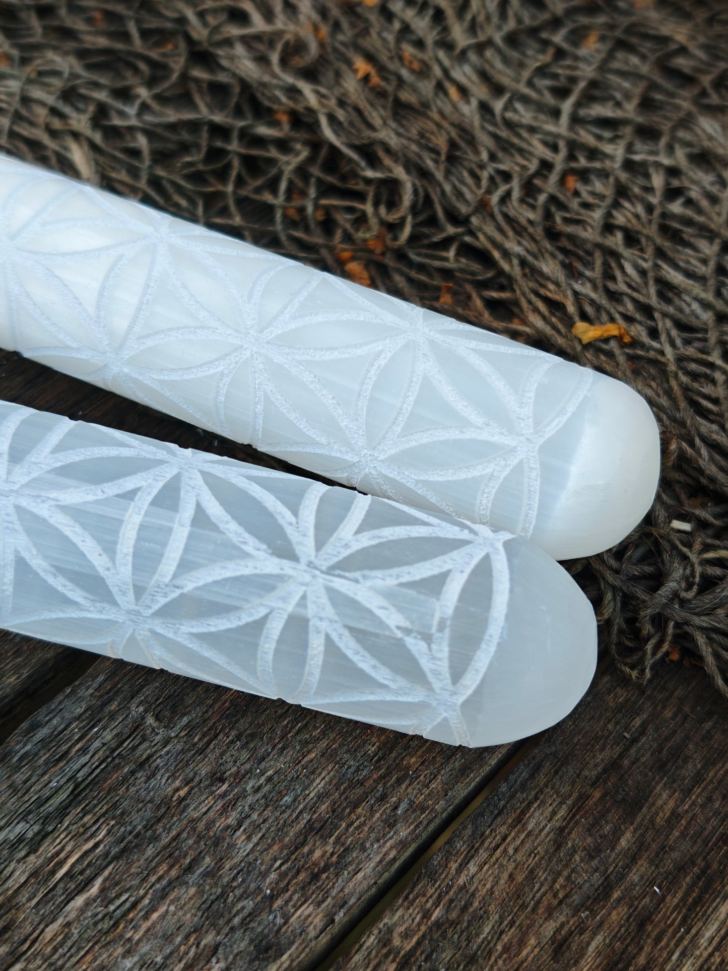 Selenit-Massagestab mit Blume des Lebens