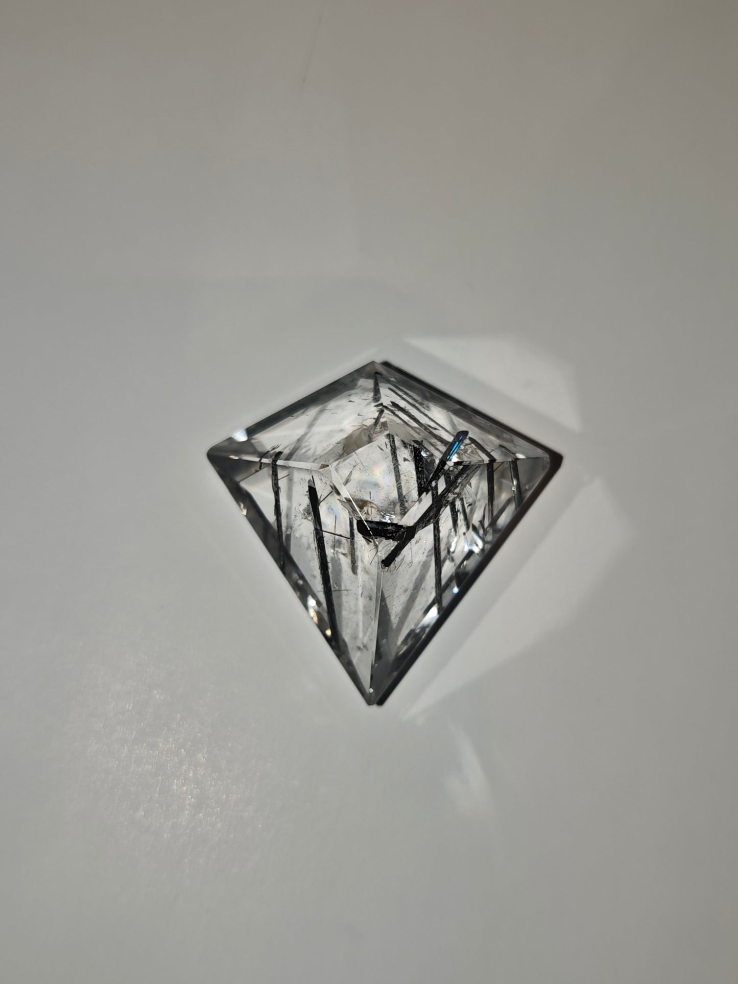 Turmalin in Bergkristall,  facettierter Pyramiden-Schliff