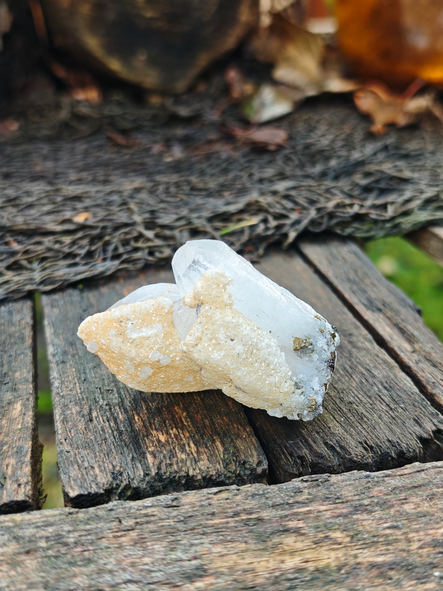 Bergkristallspitze mit Pyrit & Calcit