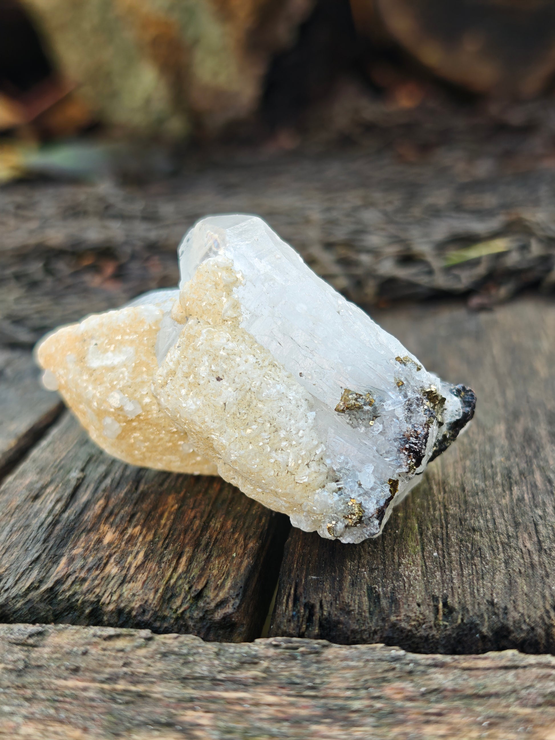 Bergkristallspitze mit Pyrit & Calcit