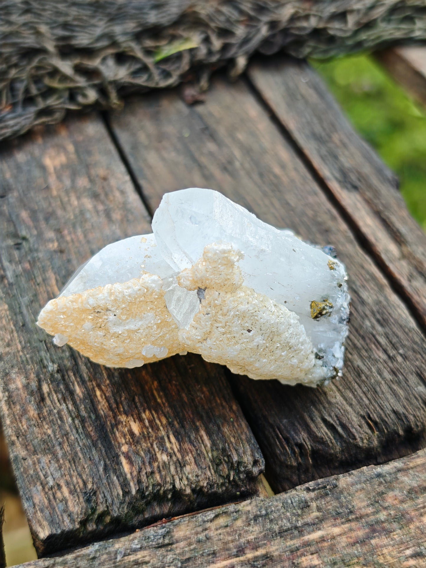 Bergkristallspitze mit Pyrit & Calcit