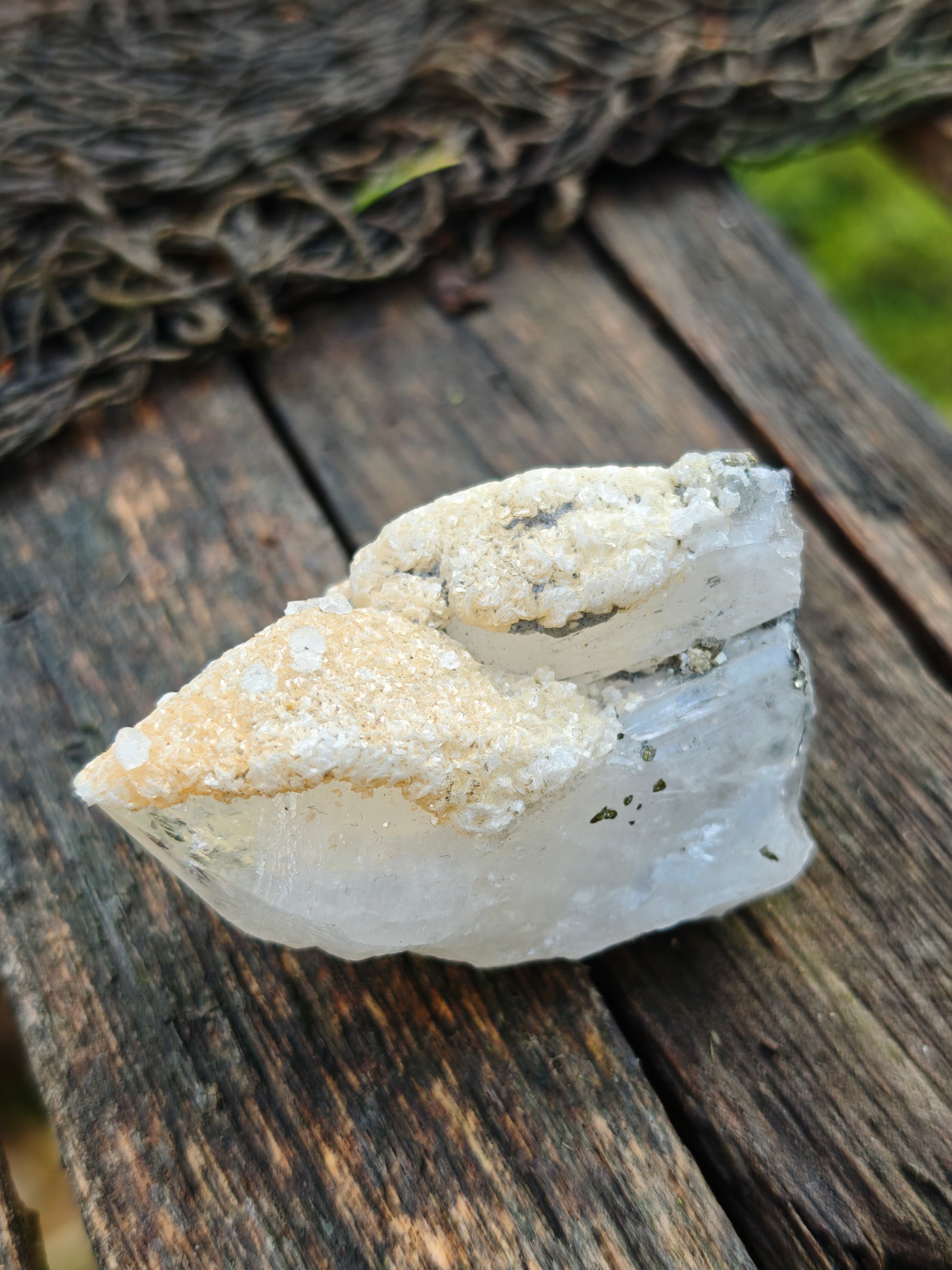 Bergkristallspitze mit Pyrit & Calcit