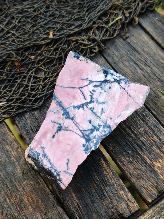 Rhodonit Rohstein/geschliffen