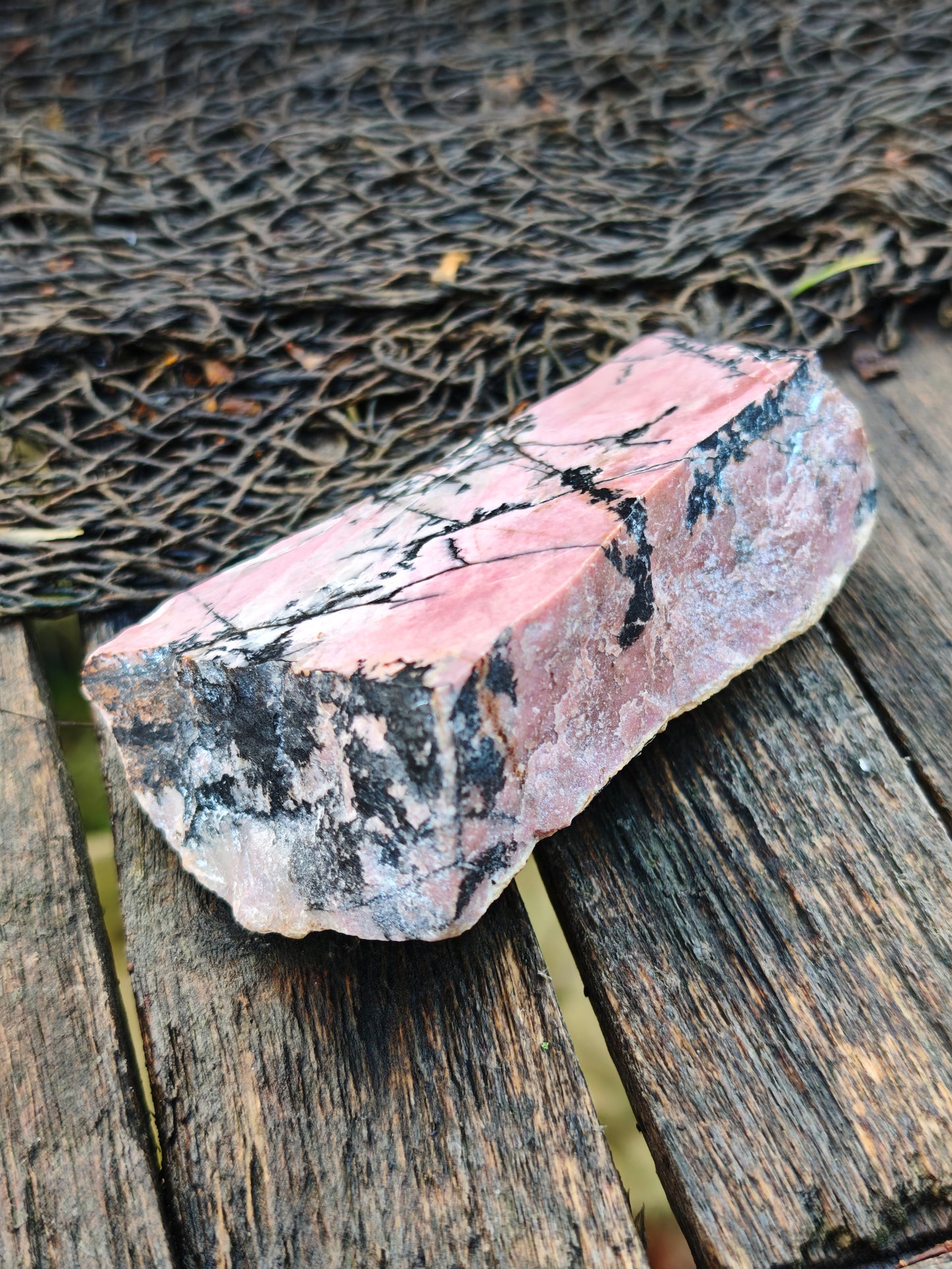 Rhodonit Rohstein/geschliffen