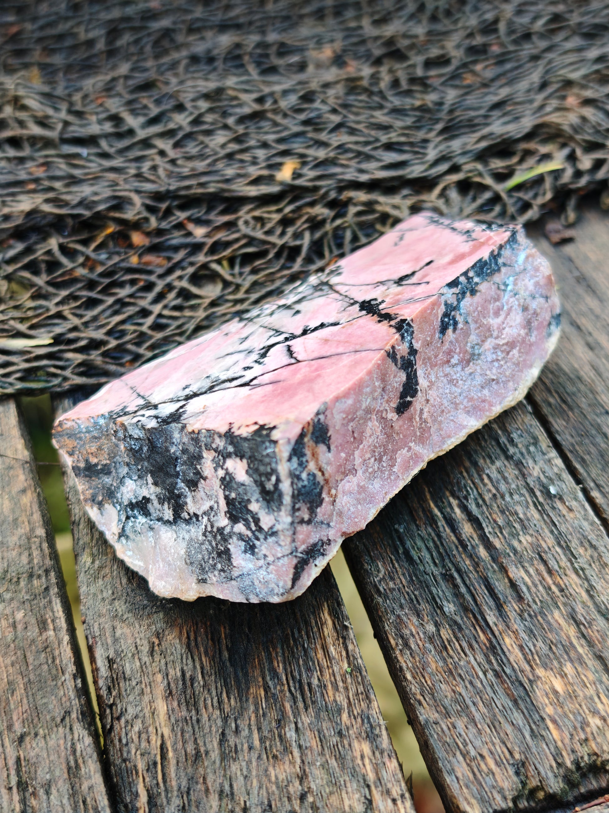 Rhodonit Rohstein/geschliffen