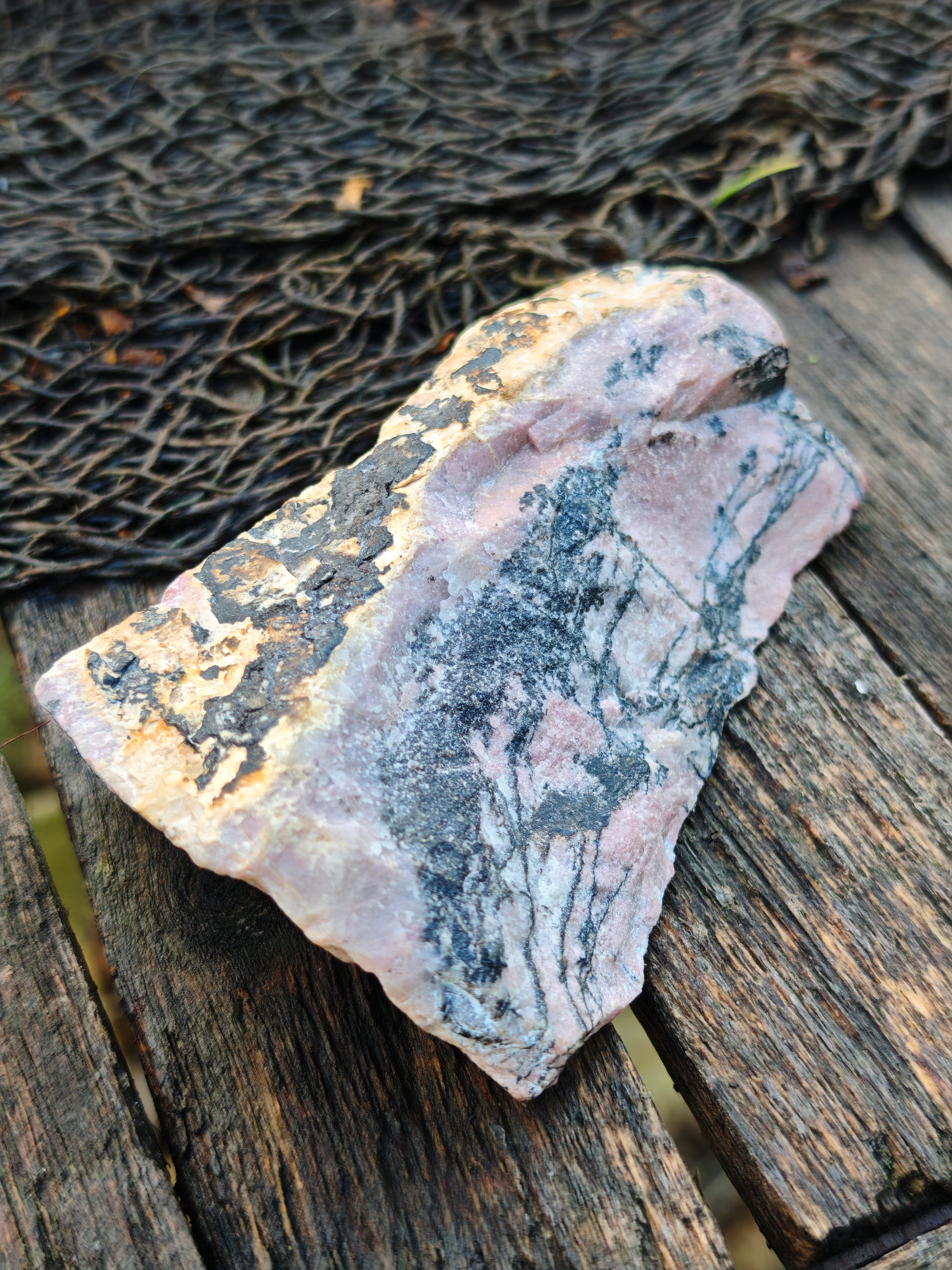 Rhodonit Rohstein/geschliffen