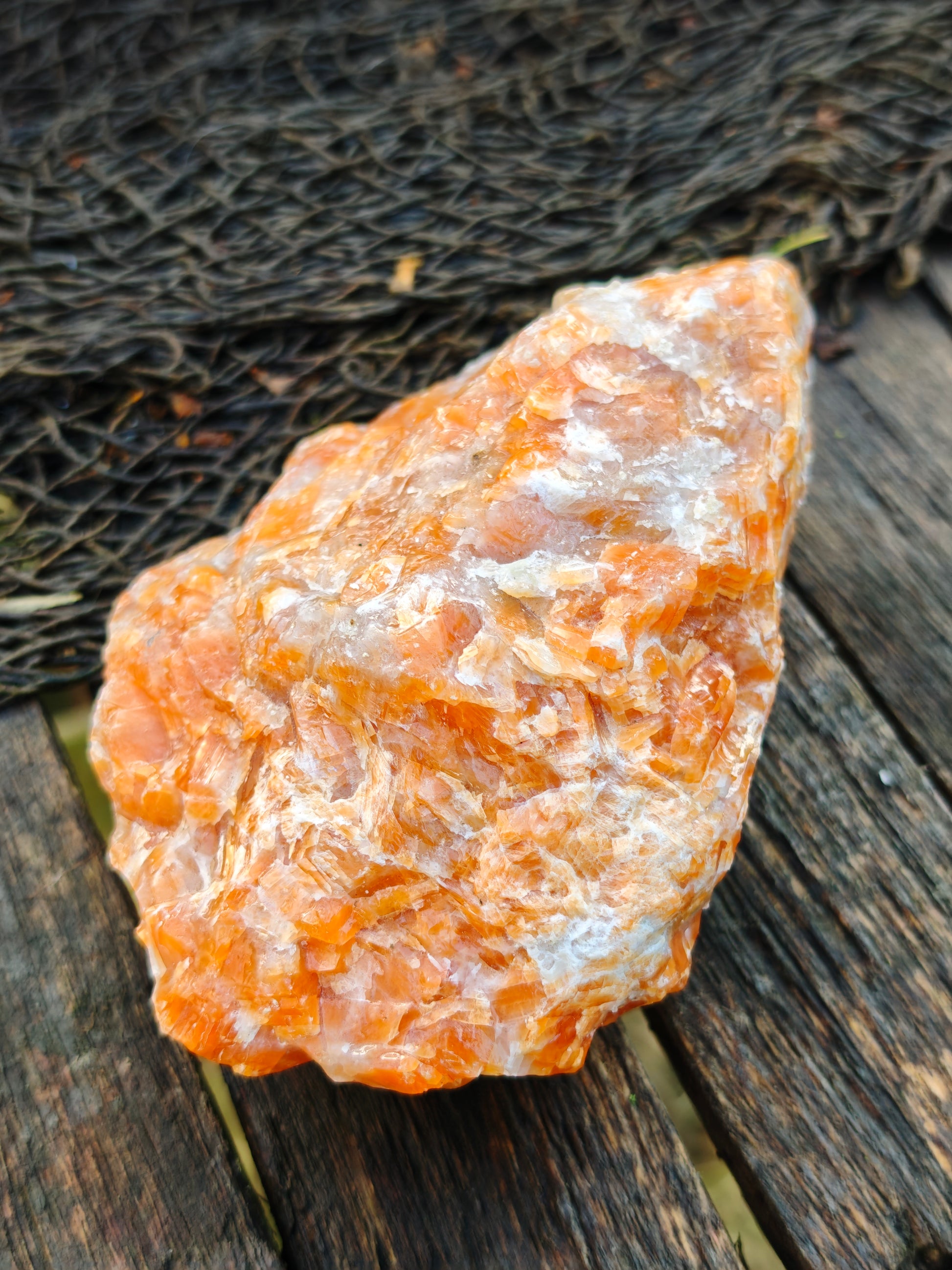 Orangencalcit Rohstein poliert