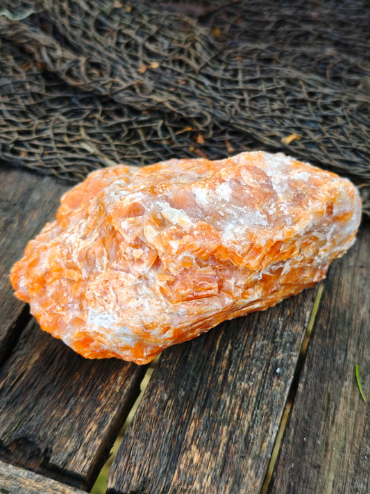 Orangencalcit Rohstein poliert