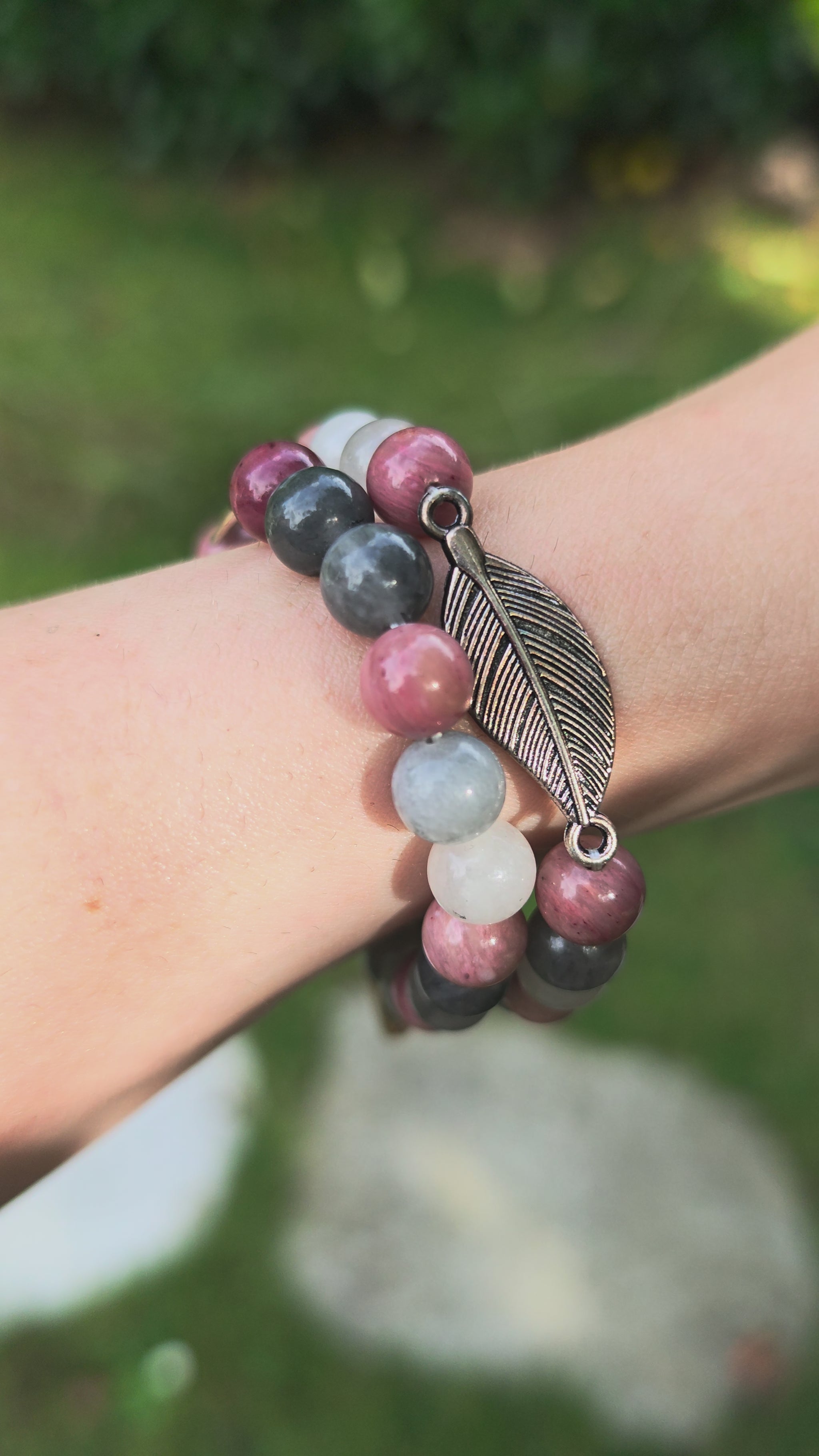 Mala Armand Rhodonit und grauer Quarz