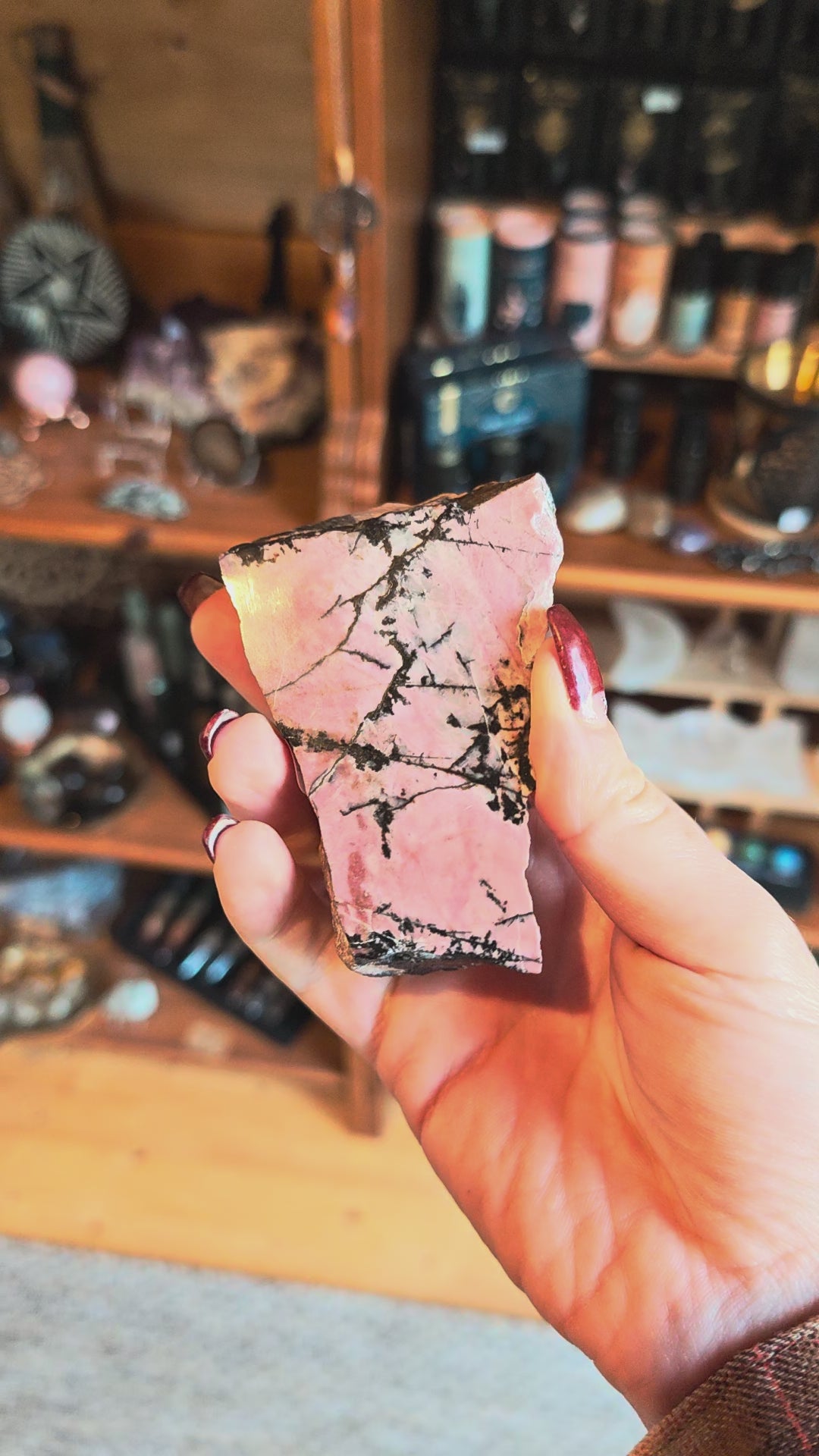 Rhodonit Rohstein/geschliffen