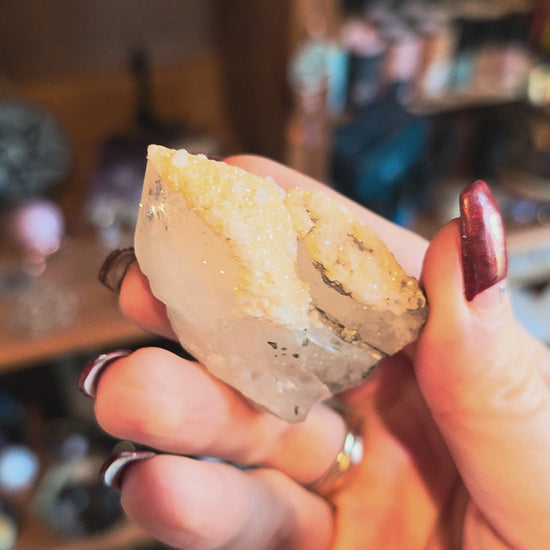 Bergkristallspitze mit Pyrit & Calcit