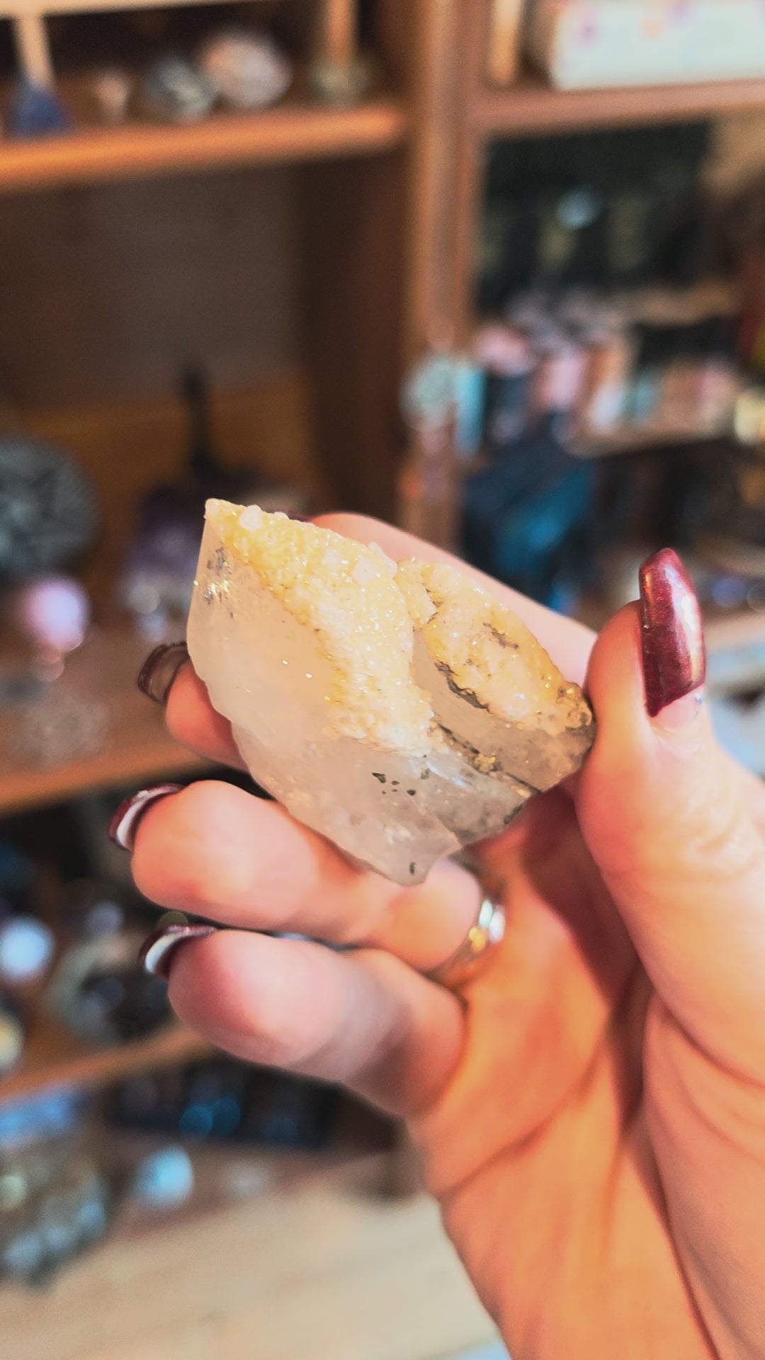 Bergkristallspitze mit Pyrit & Calcit