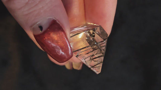 Turmalin in Bergkristall,  facettierter Pyramiden-Schliff